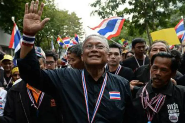 Suthep Thaugsuban, um dos líderes dos manifestantes na Tailândia: "a polícia poderá prendê-lo em qualquer lugar", afirma coronel (Christophe Archambault/AFP)