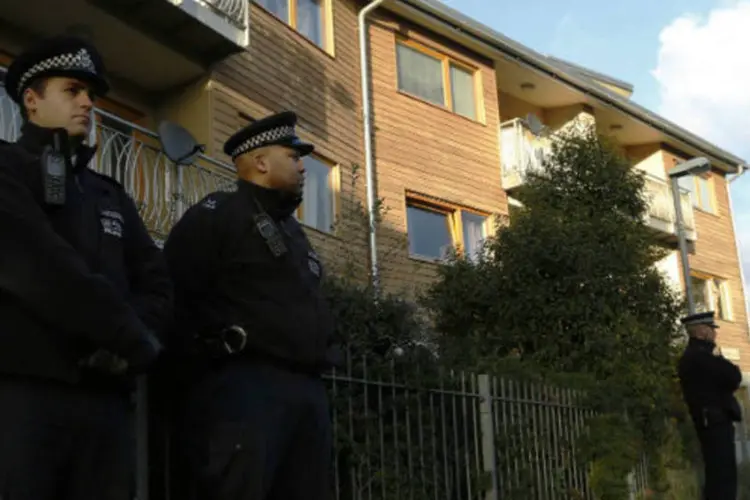 Policiais montam guarda em casa em Londres: casal foi detido com relação ao caso de três mulheres que permaneceram em regime de escravidão doméstica (Luke MacGregor/Reuters)