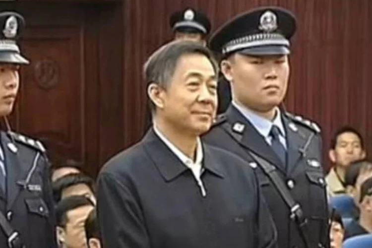 O político chinês Bo Xilai (c) em tribunal: o envelope foi leiloado no domingo por 6,55 milhões de iuanes, (787.000 euros, 1.066.860 dólares) (Cctv/AFP)