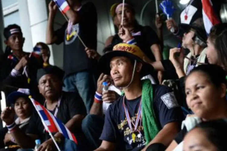 Opositores tailandeses protestam dentro do ministério das Finanças do país: manifestantes entraram no prédio sem causar danos (Christophe Archambault/AFP)