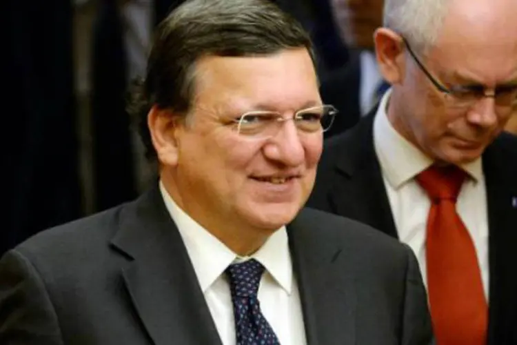 O presidente da Comissão Europeia, José Manuel Barroso (e): cabe a Ucrânia decidir que tipo de compromisso deseja manter com a União Europeia, afirma comunicado (Toshifumi Kitamura/AFP)