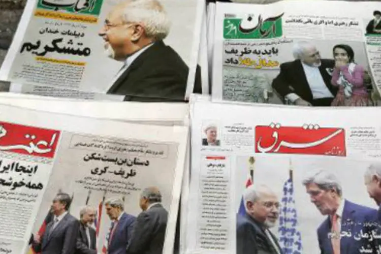 Jornais iranianos trazem como manchete o acordo sobre o programa nuclear do país: "Isto é o Irã, todos estão contentes", afirma o jornal reformista Etemad (Atta Kenare/AFP)