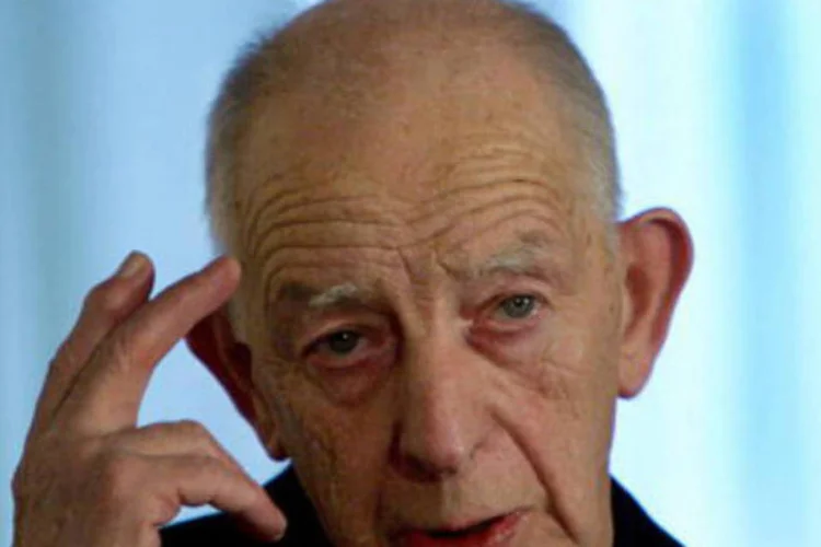 O sacerdote católico padre Alec Reid, figura-chave no processo de paz da Irlanda do Norte: Reid viveu de perto o conflito armado entre católicos e protestantes (Getty Images)