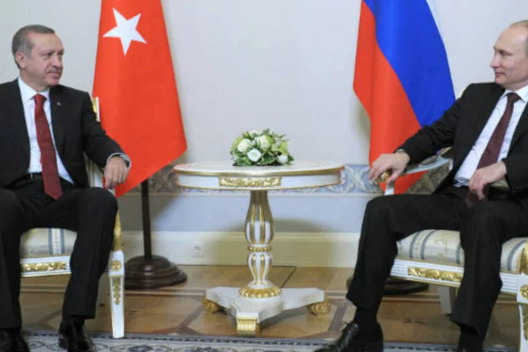 Primeiro-ministro turco, Recep Tayyp Erdogan (e), e Vladimir Putin: reunião tentará impulsionar a cooperação bilateral (Aleksey Nikolskyi/RIA Novosti/Kremlin/Handout via Reuters)