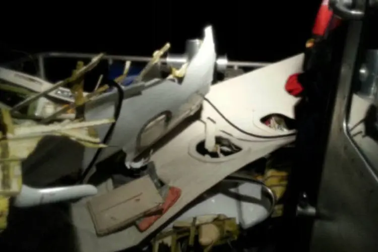 Destroços de avião em Fort Lauderdale, na Flórida: na noite da terça-feira a Guarda Costeira recebeu o relato de um acidente de avião (U.S. Coast Guard/Handout)