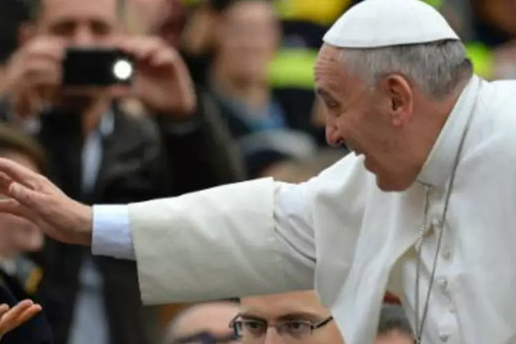 Papa Francisco cumprimenta multidão: "não nos resignamos a pensar em um Oriente Médio sem cristãos, que, há dois mil anos, professam o nome de Jesus", disse (Andreas Solaro/AFP)