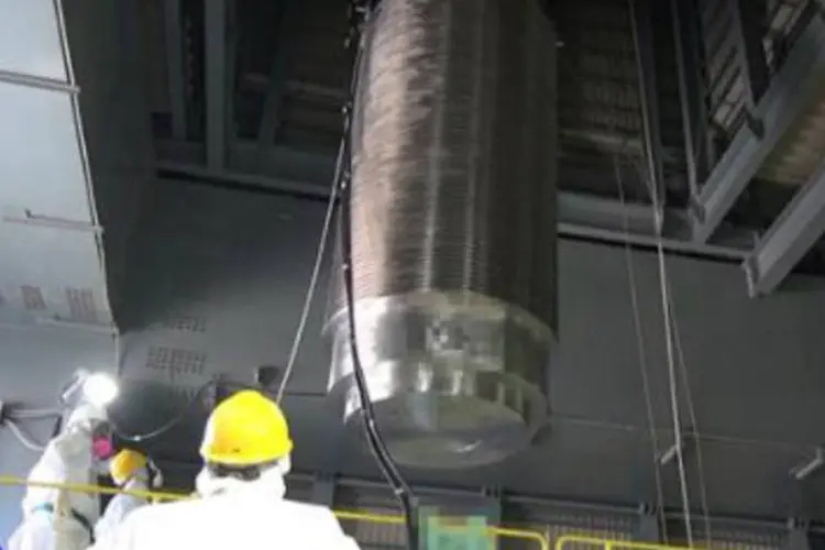 Contêiner de combustível nuclear é retirado de piscina do reator 4 da usina de Fukushima: esta é a operação mais delicada nas instalações nucleares (Tepco/AFP)