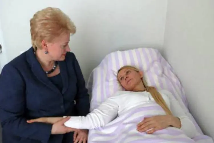 A presidente lituana, Dalia Grybauskaite (e), visita a ex-primeira-ministra ucraniana Yulia Tymoshenko:  textos receberam menos de 200 votos (AFP)