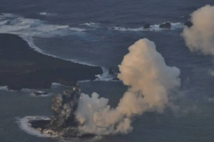 Atividade vulcânica submarina no arquipélago japonês: nova ilhota tem aproximadamente 200 metros de largura (Japan Coast Guard/Handout via Reuters)