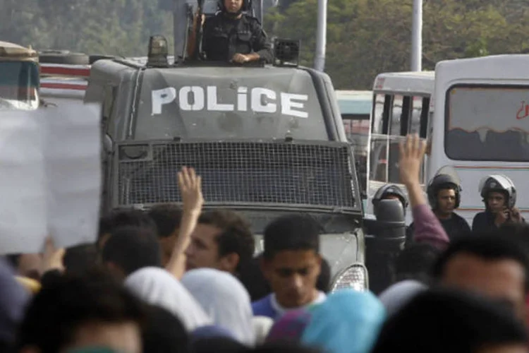 Protestos em universidade egípcia: o jovem, estudante de medicina, foi atingido por tiros de pistola (Amr Abdallah Dalsh/Reuters)