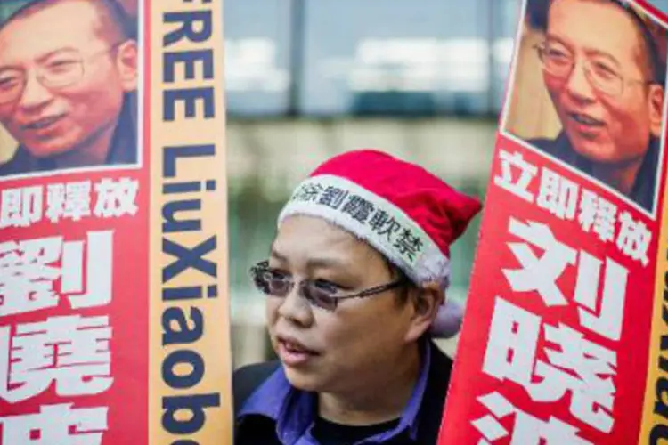 Manifestante pede a libertação do Prêmio Nobel da Paz Liu Xiaobo: Liu cumpre desde 2009 uma sentença de 11 anos de prisão (Philippe Lopez/AFP)