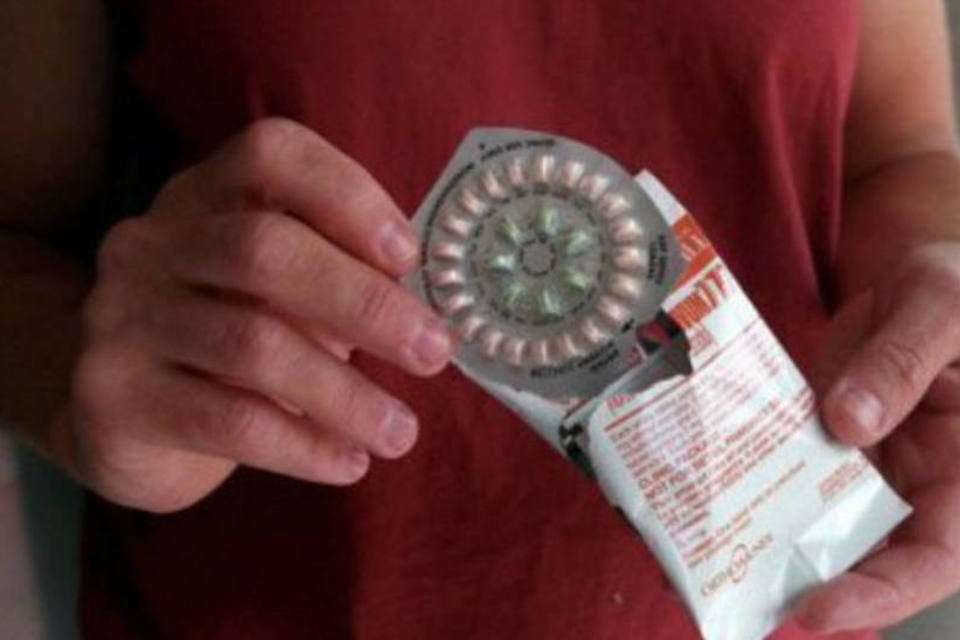 Mulher segura cartela de anticoncepcional: aumento do risco foi independente do tipo de anticoncepcionais orais ingeridos, disse especialista (Tim Matsui/AFP)