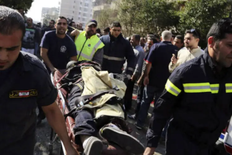 Equipes carregam corpo de vítima de atentado no Líbano: explosões deixaram pelo menos 20 mortos (Mohamed Azakir/Reuters)