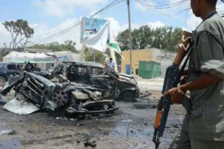 
	Homem armado em local de duas explos&otilde;es na Som&aacute;lia: insurgentes isl&acirc;micos shebab reivindicaram o ataque
 (Mohamed Abdiwahab/AFP)