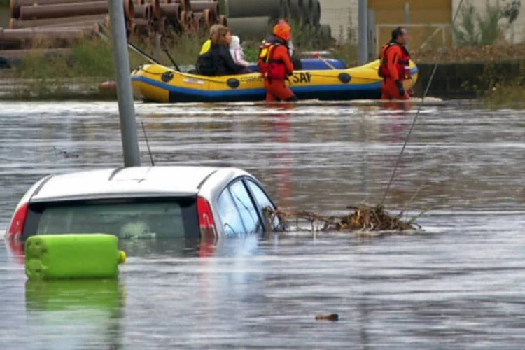 Bombeiros trabalham em rua alagada da ilha de Sardenha, na Itália: em 24 horas caiu a chuva correspondente a seis meses em toda Itália, disse primeiro-ministro (Rosaspress/Reuters)