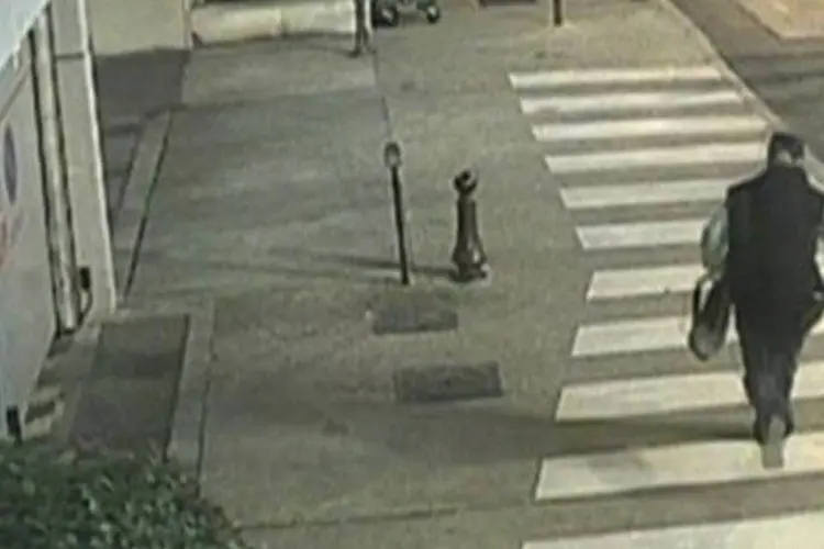 Imagem mostra homem suspeito por tiroteio em Paris: suspeito acabava de sair da prisão e carregava uma granada, segundo testemunha (BFM TV via Reuters Tv)