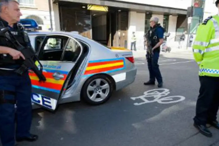 Policiais em frente a um tribunal de Londres: acusados são dois muçulmanos britânicos de origem nigeriana (Leon Neal/AFP)