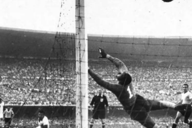 Um dos gols de Alcides Ghiggia na vitória de 2 a 1 do Uruguai sobre o Brasil em 1950: festa da torcida celeste contará também com uma homenagem a Ghiggia (Getty Images)