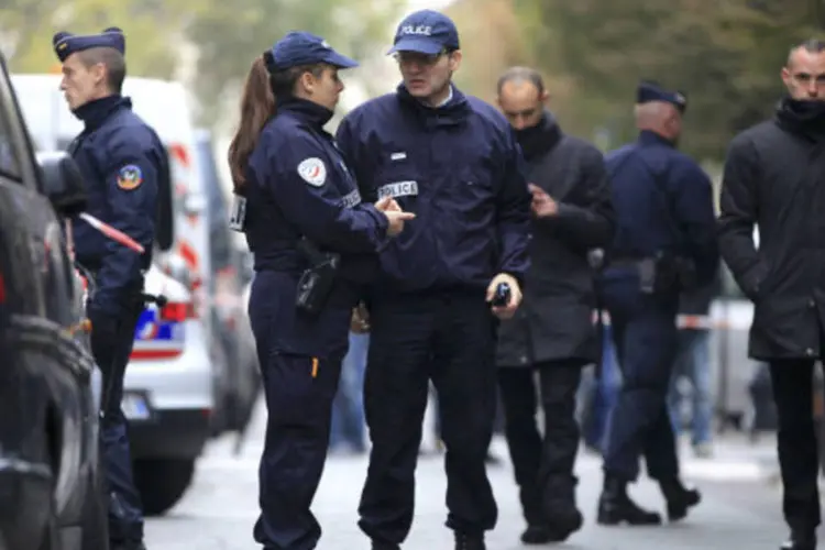 Policiais próximos a sede do jornal "Libération", atacada hoje: mobilização policial diante desses locais será mantida como medida de precaução (Gonzalo Fuentes/Reuters)
