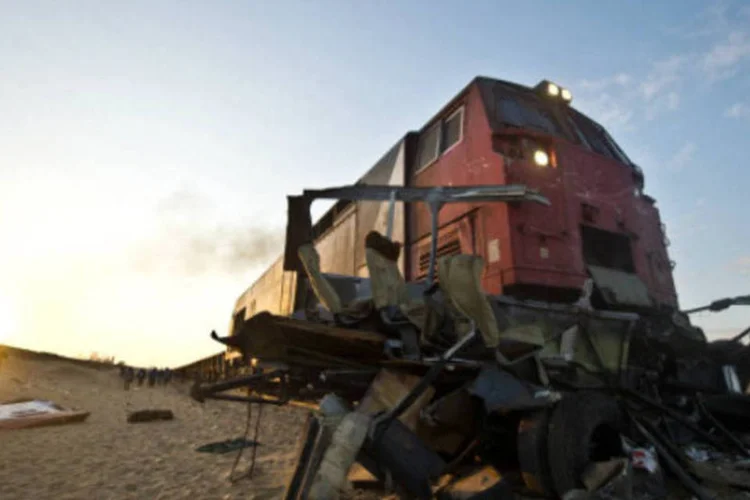 Destroços de trem e microônibus após acidente no Egito: acidente aconteceu em um cruzamento (Getty Images)