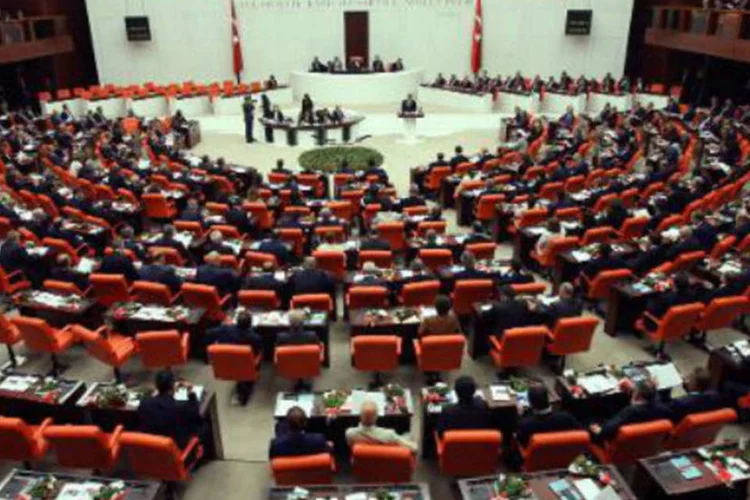 Parlamento turco durante um debate: fim da proibição de usar calças compridas foi aprovado na quarta (Adem Altan/AFP)