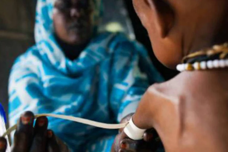 Enfermeira mede o braço de criança com grau severo de desnutrição, no Sudão: ONU afirma que 460 mil pessoas fugiram de seus lares em Darfur desde 2013 (Albert Gonzalez Farran/AFP)