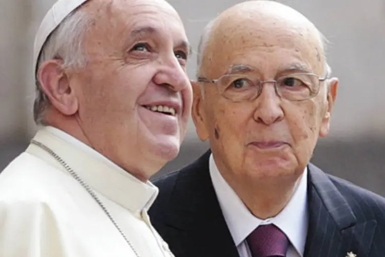 Papa Francisco (e), com o presidente da Itália, Giorgio Napolitano: Napolitano ressaltou que Francisco ensina todas as pessoas a dialogarem (Tony Gentile/Reuters)