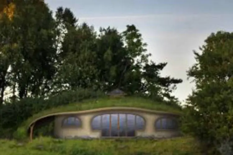 Imagem gerada por computador mostra uma casa ecológica que se parece com as casas dos Hobbits: primeira casa deve ficar pronta em meados de 2014 (AFP)