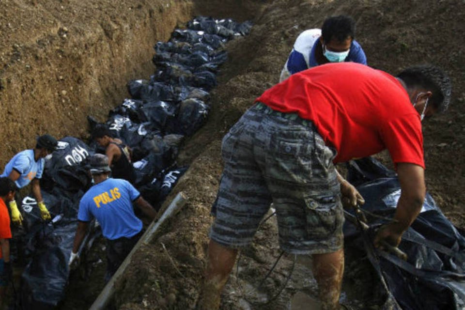 Filipinos enterram mortos e sobreviventes pedem ajuda