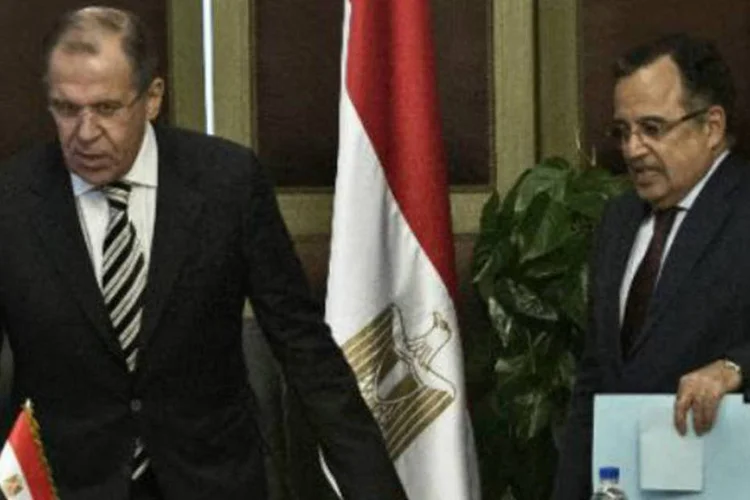 Ministro egípcio das Relações Exteriores, Nabil Fahmi (d), ao lado do seu equivalente russo, Serguei Lavrov: russo pediu a realização de uma conferência (Khaled Desouki/AFP)