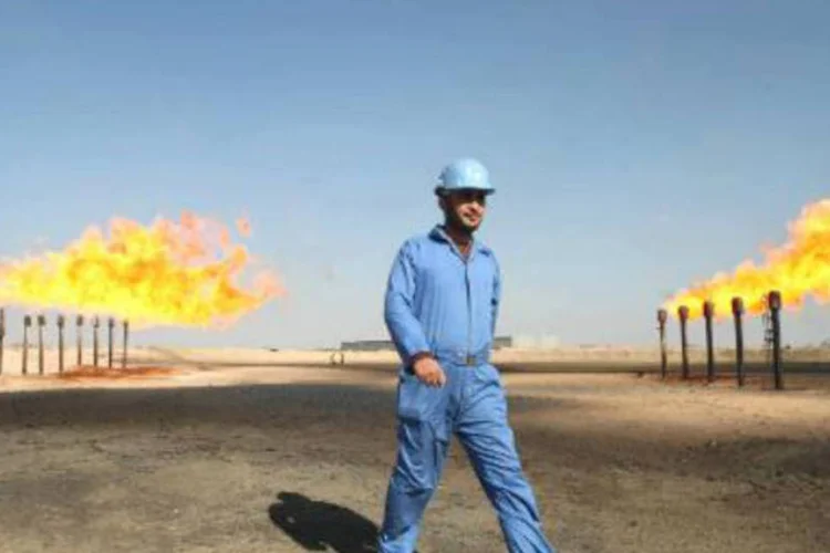 Engenheiro caminha no campo petrolífero de Barjisiya, no Iraque: tensão poderá voltar em breve ao mercado, alertou Agência Internacional da Energia (Essam -al-Sudani/AFP)