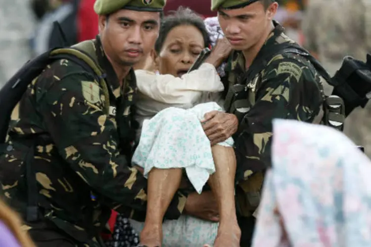 Soldados ajudam vítima do tufão Haiyan, nas Filipinas: cessar-fogo unilateral da violência entrou em vigor hoje e tem vigência de 10 dias (Wolfgang Rattay/Reuters)