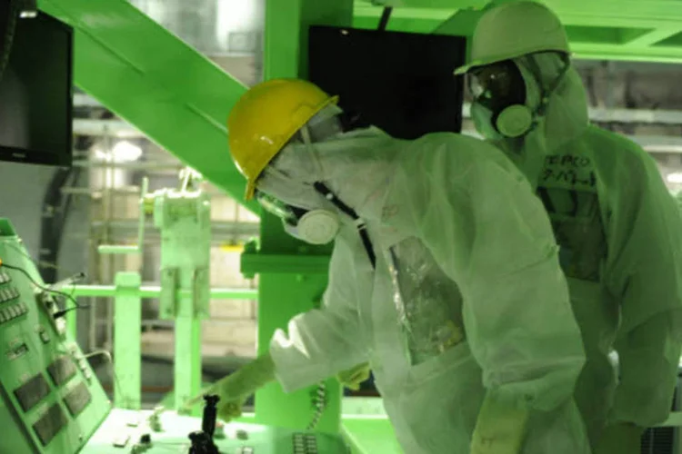 Equipe durante inspeção na central nuclear de Fukushima: ainda é cedo para saber se casos estão relacionados com a crise nuclear (Tokyo Electric Power Co/Handout via Reuters)