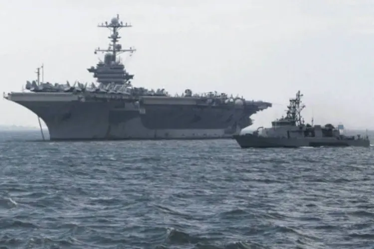 
	Navios de guerra rumo &agrave;s Filipinas: antes da ancoragem, a equipe da marinha americana descarregou no local milhares de sacas de arroz e outros alimentos
 (Romeo Ranoco/Files/Reuters)