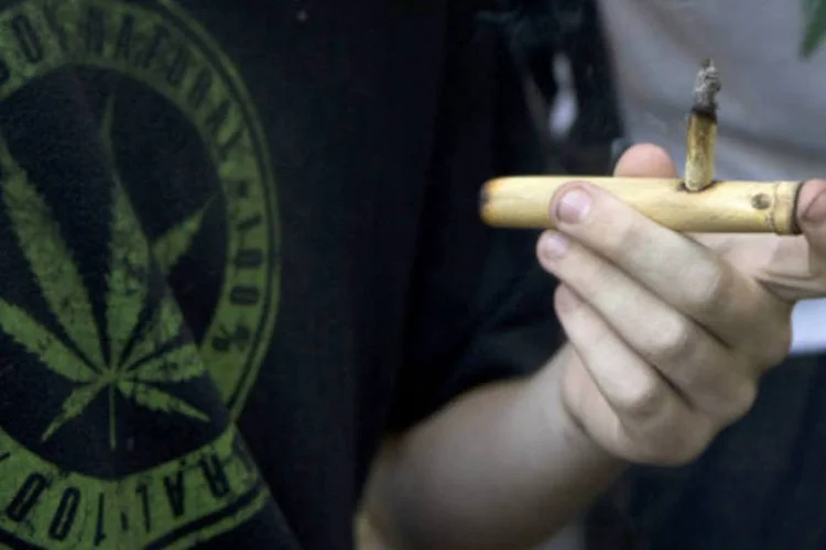 
	Rapaz usa cachimbo: regulamento&nbsp;pro&iacute;be san&ccedil;&otilde;es contra quem trabalhar sob efeito da droga
 (Getty Images)