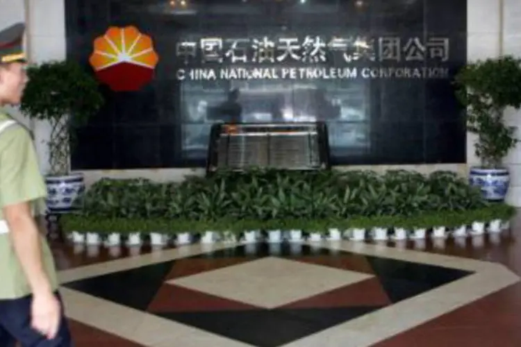 Guarda em frente à sede da China National Petroleum Corp (CNPC): CNPC anunciou que a operação será de 2,6 bilhões de dólares (Peter Parks/AFP)