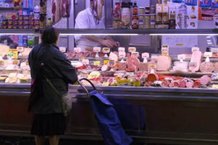 Espanhola faz compras em um mercado de Madri: indicador não harmonizado com dados da União Europeia, usado como referência na Espanha, foi negativo (-0,1%) (Gerard Julien/AFP)