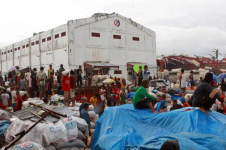 Vítimas do tufão Haiyan na cidade de Alangalang, nas Filipinas: mortes aconteceram após a queda de um dos muros do complexo durante a invasão (Getty Images)