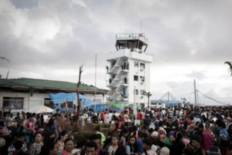 Vítimas aguardam ajuda no aeroporto de Tacloban, nas Filipinas: milhares de sobreviventes necessitam com urgência de alimentos, água, remédios e tendas (Getty Images)