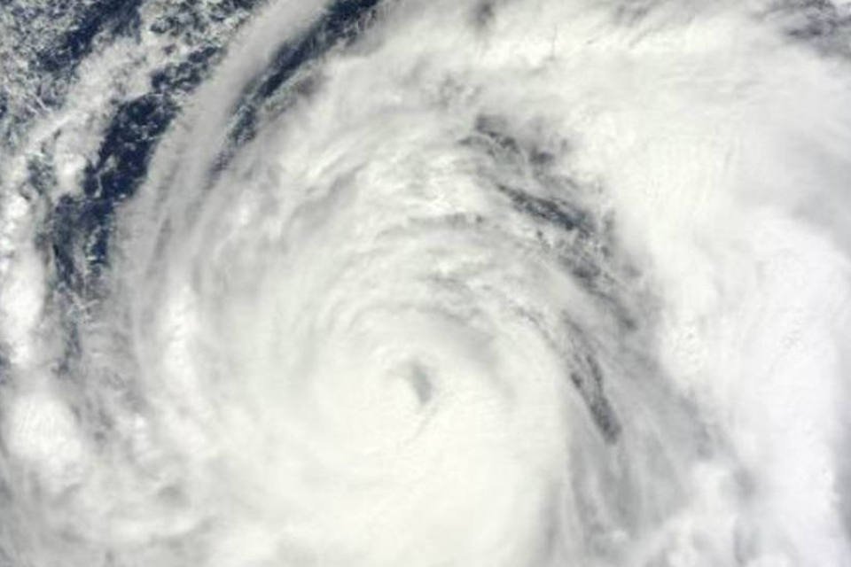 Imagem de satélite mostra o tufão Wipha: o tufão, com ventos de quase 200 km/h, se encontra no Pacífico sul do Japão (AFP)