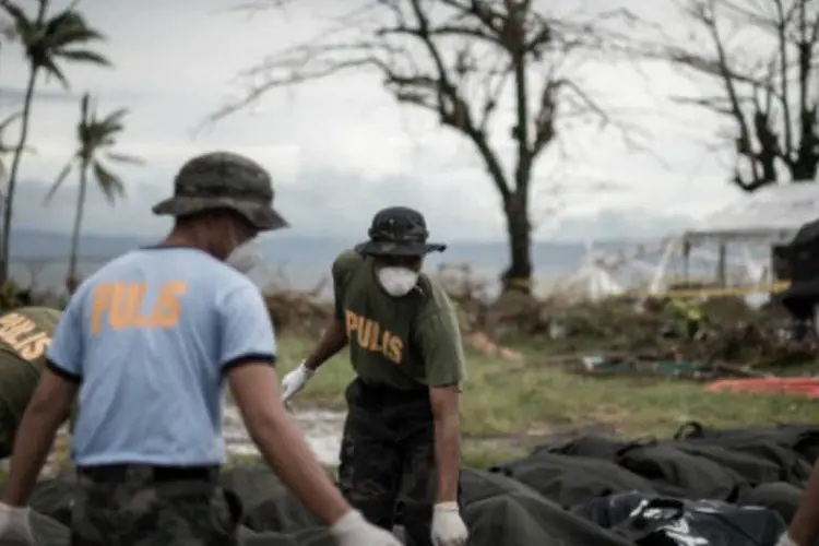 Equipes retiram corpos de vítimas do tufão Haiyan, nas Filipinas: mesmo enfraquecido, o tufão se desloca a uma velocidade aproximada de 15 km/h (Getty Images)