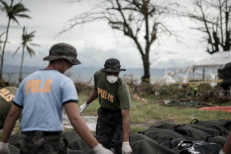 Corpos se decompõem nas ruas após desastre nas Filipinas