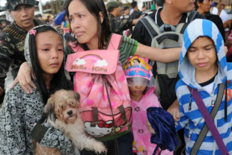 Família filipina afetada pelo tufão Haiyan: assistência está chegando de forma paulatina e insuficiente, dada a magnitude da catástrofe (Getty Images)