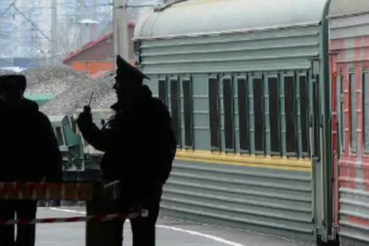 Policiais isolam vagão do trem que transportou os ativistas do Greenpeace para São Petersburgo: detidos devem ser levados de caminhão para um centro de detenção (Olga Maltseva/AFP)