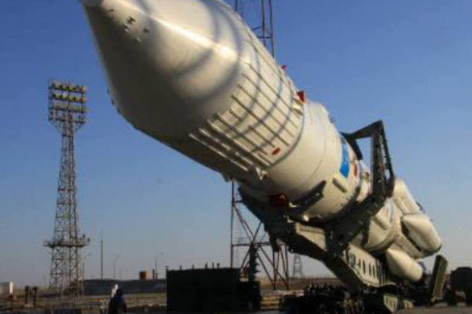 Rússia lança foguete Proton com satélite militar