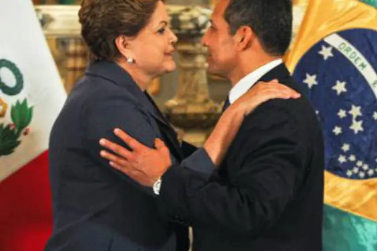 A presidente Dilma Rousseff e o presidente do Peru, Ollanta Humala: progresso "não significa que estamos satisfeitos com o que já temos", disse Dilma (Ernesto Benavides/AFP)