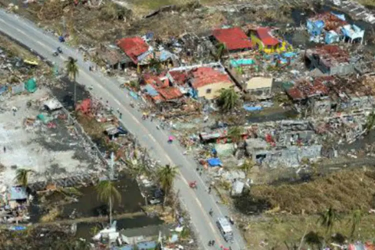 Cenário de destruição em Tacloban, Filipinas: países e organizações humanitárias começaram a enviar ajuda às Filipinas (Ted Aljibe/AFP)