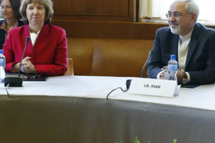 
	Catherine Ashton, chefe da diplomacia europeia, com o chanceler do Ir&atilde;, Mohammed Javad Zarif
 (Denis Balibouse/Reuters)