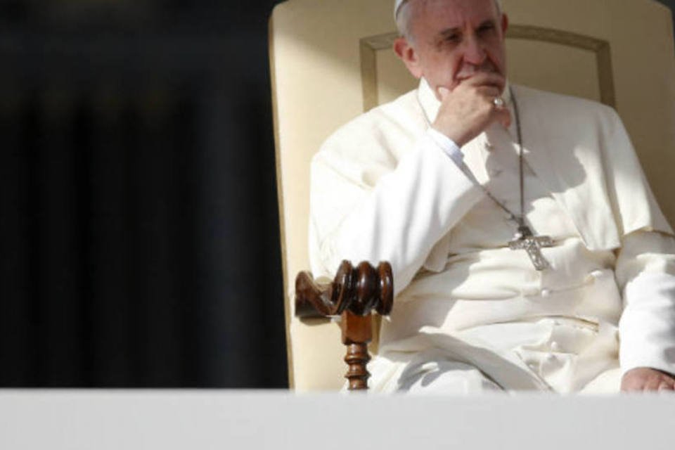 Papa pede que justiça eclesiástica defenda o casamento
