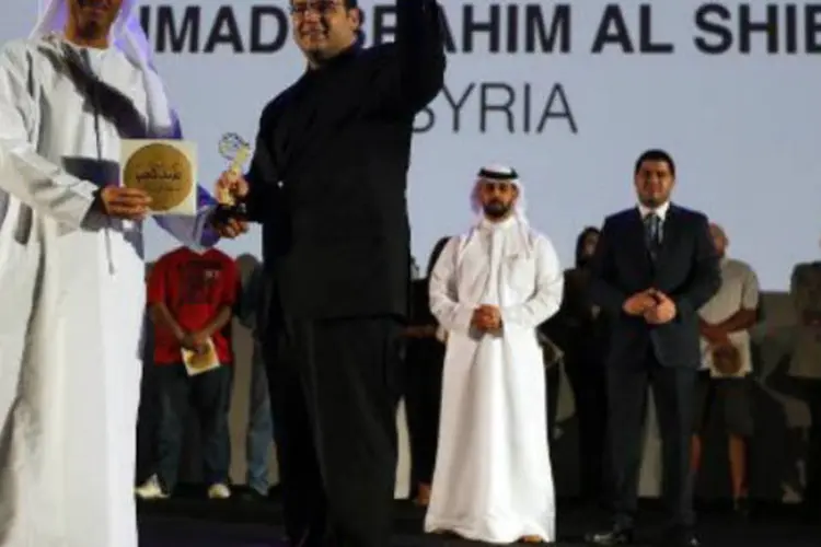 Ahmad al-Sheikh (d), ganhador da competição: vencedor pesava 146,7 kg e conseguiu um prêmio de 2.738 dólares por ter perdido 26kg (Karim Sahib/AFP)